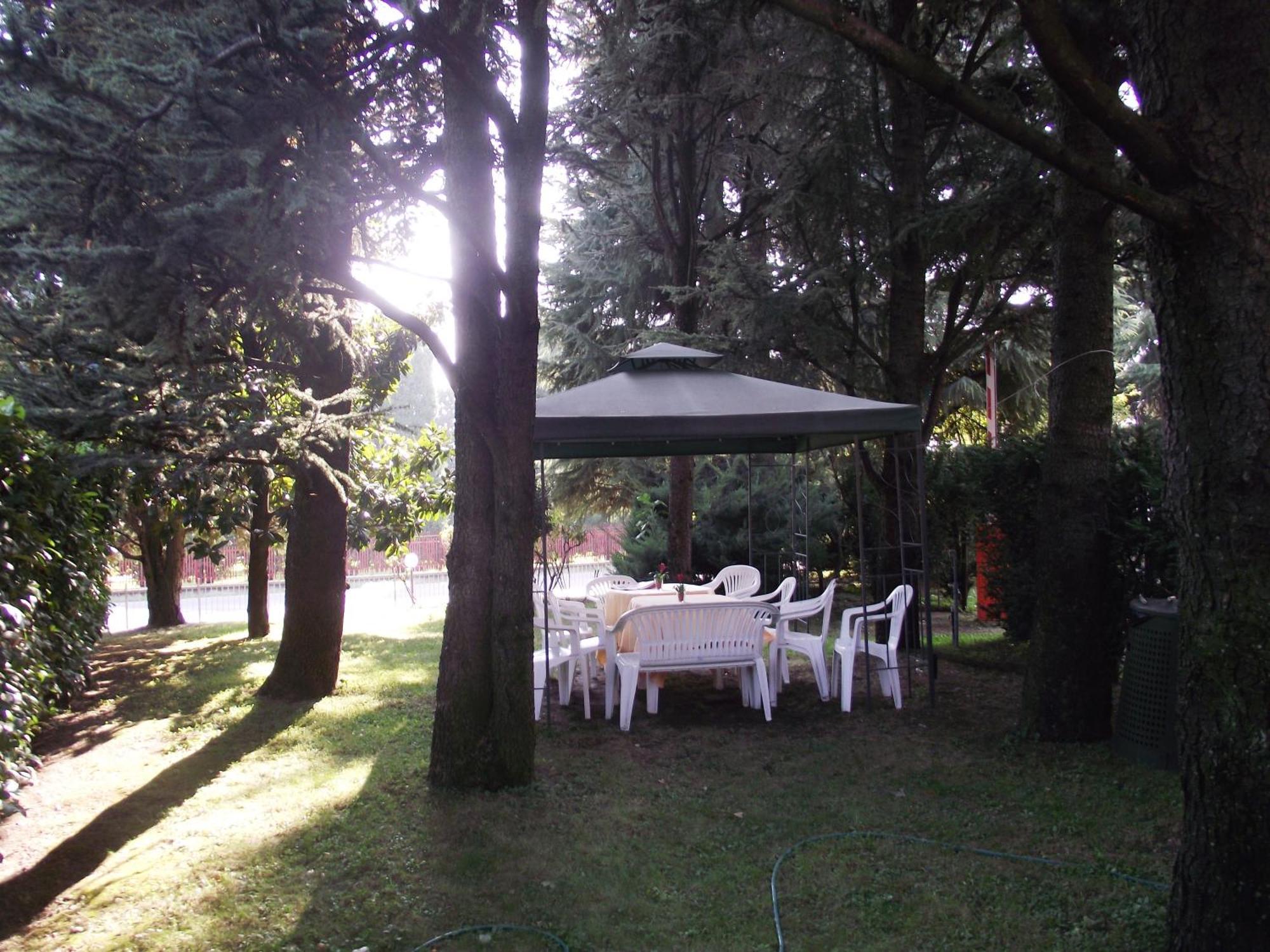 Hotel Motel Ovest Vittuone Екстер'єр фото