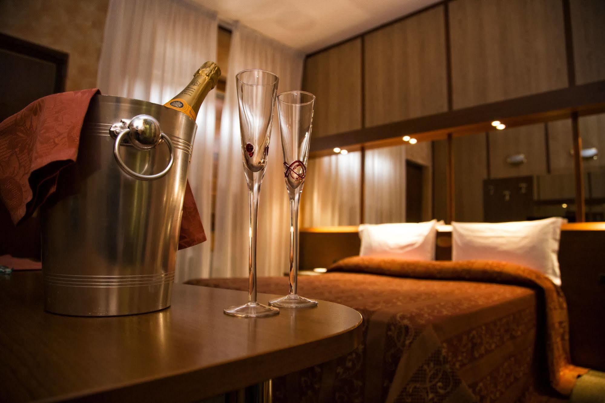 Hotel Motel Ovest Vittuone Екстер'єр фото